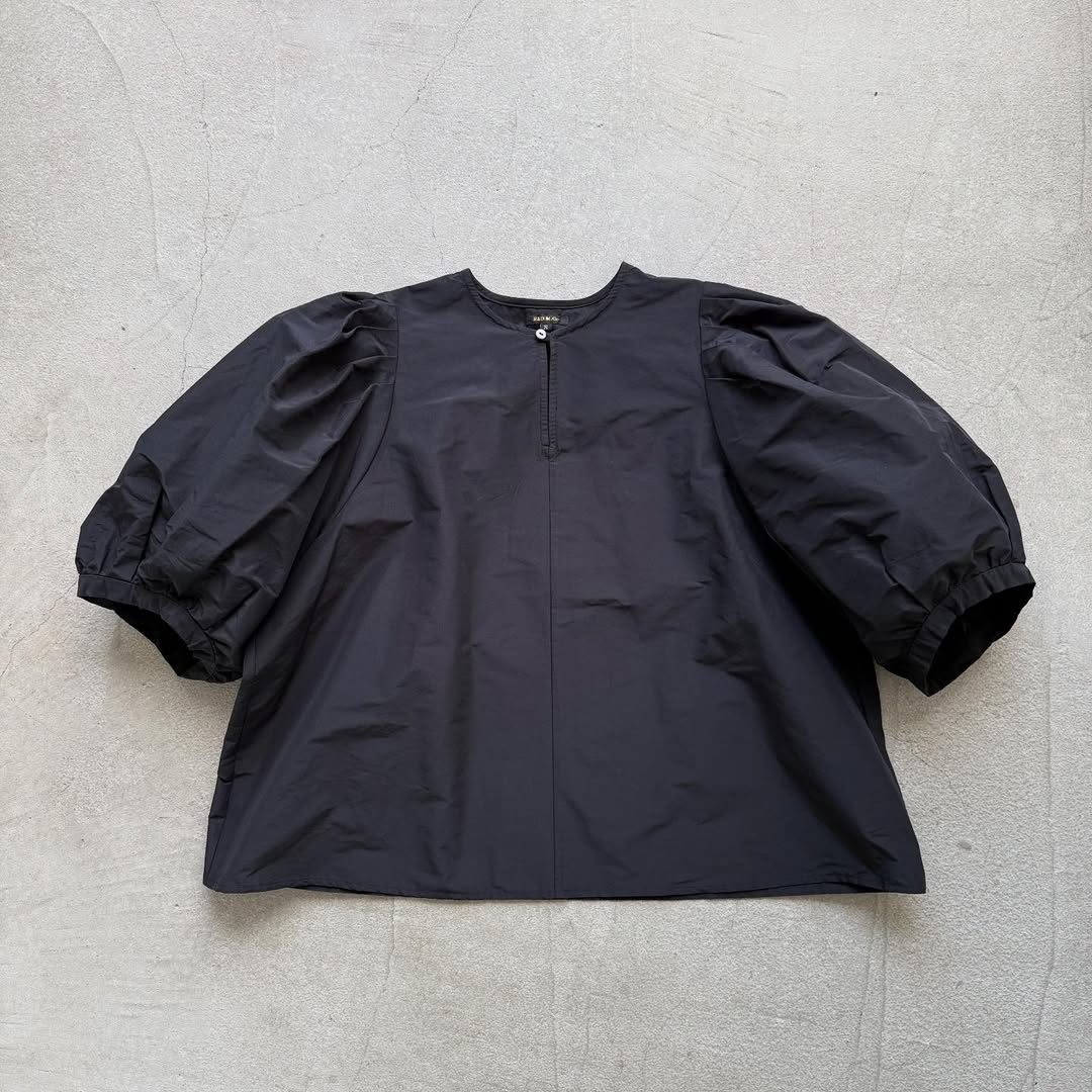 R&D.M.Co コットンポリエステルタフタビッグバルーンスリーブブラウス