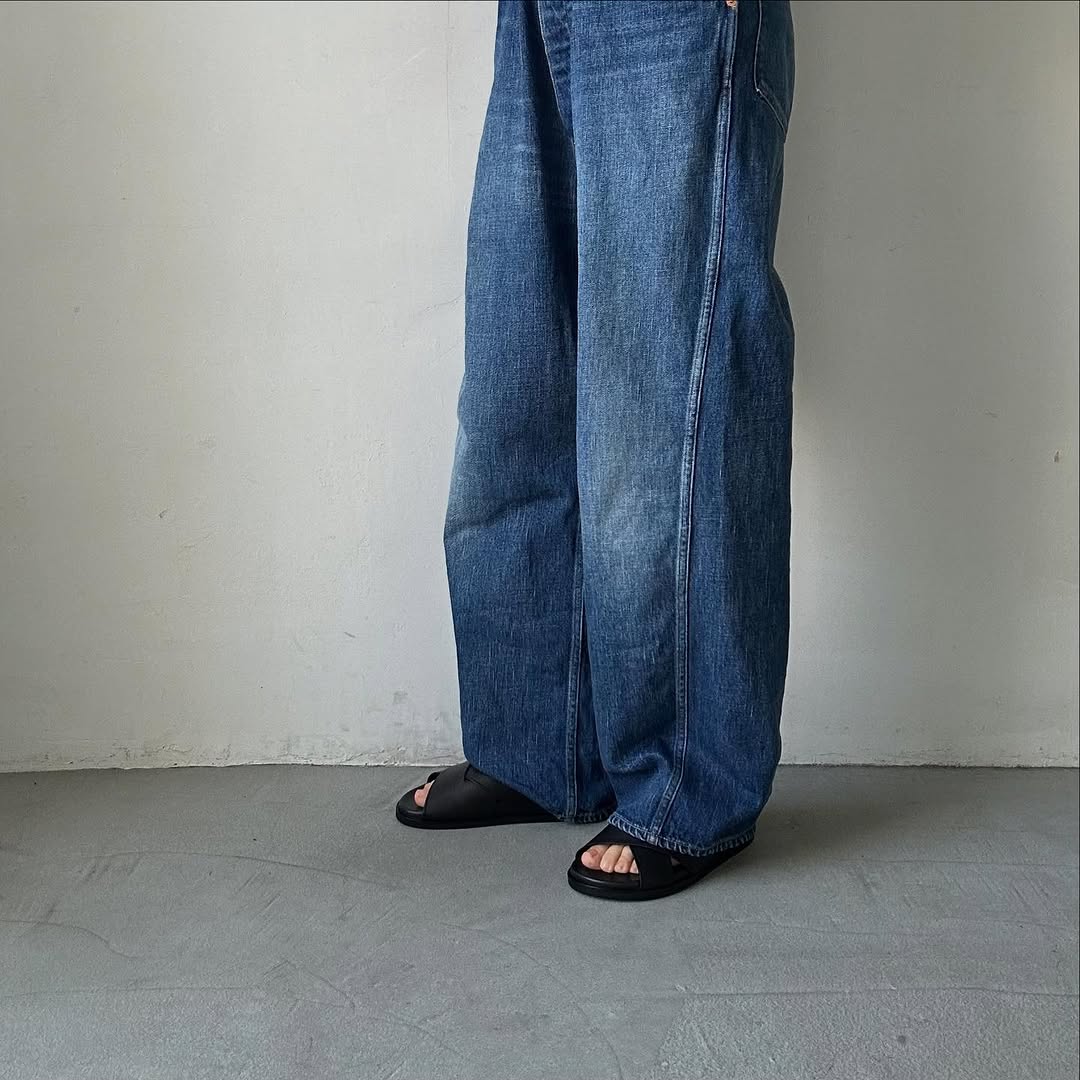 AUTTAA ストラップインサンダル ブラック