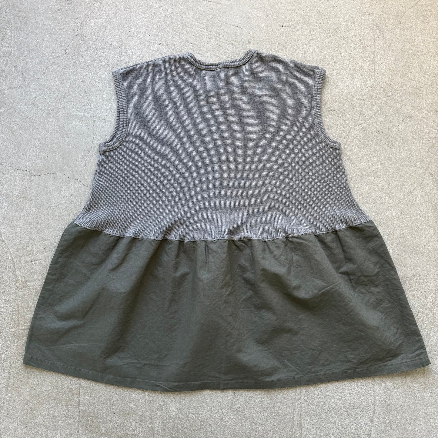 homspun ワッフルノースリーブプルオーバー トップグレー×グリーン
