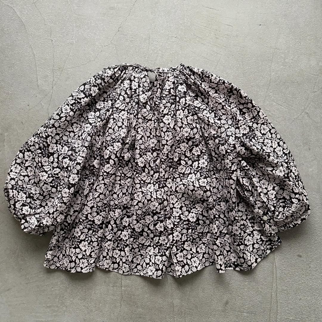 R&D.M.Co ワイルドベリーリネンギャザースモック ブラック×ホワイト