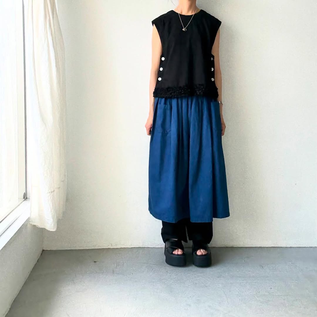 R&D.M.Co リネンコットンフリルデコレーションビブ