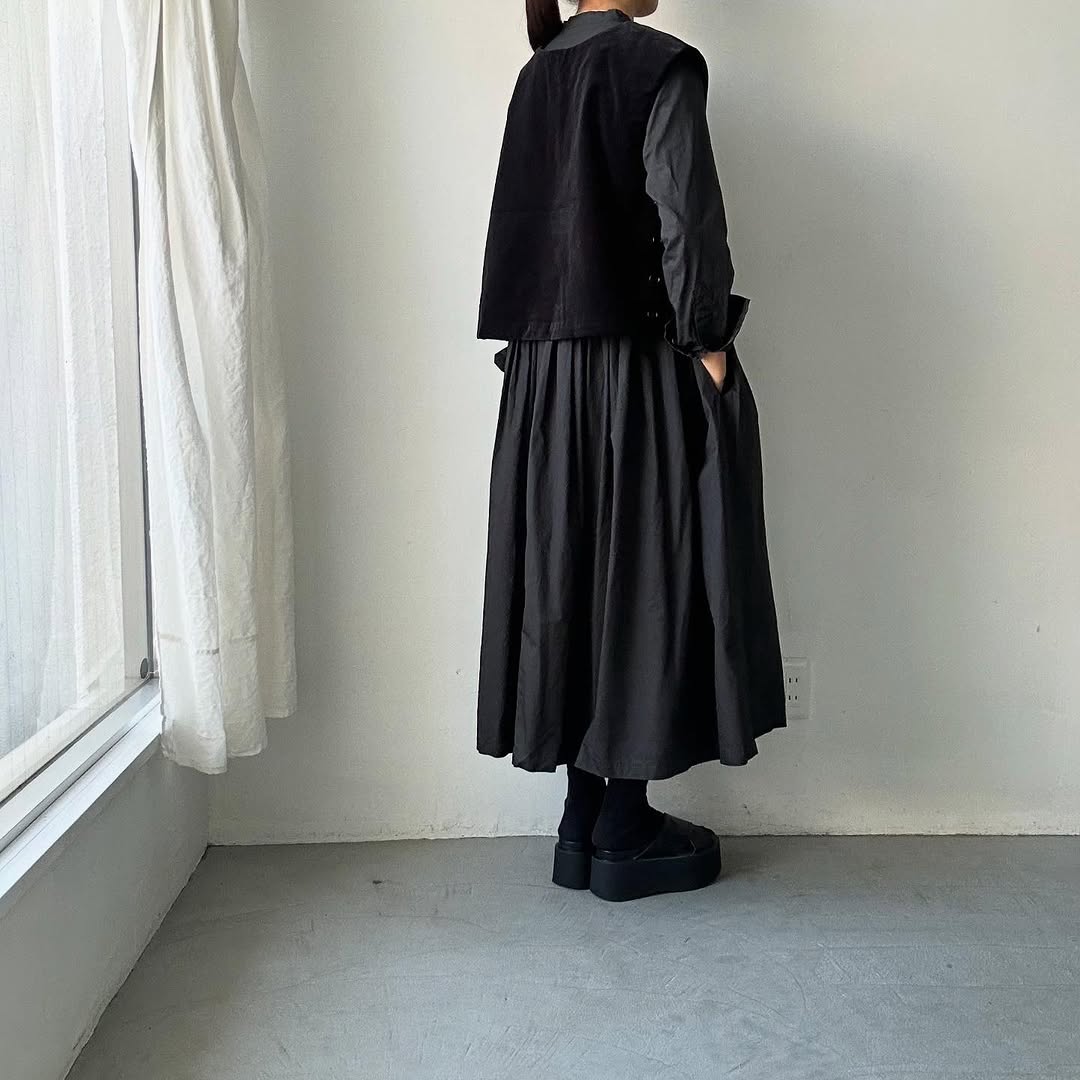 R&D.M.Co ブラウンベアーズベルベットボタンビブ ブラック