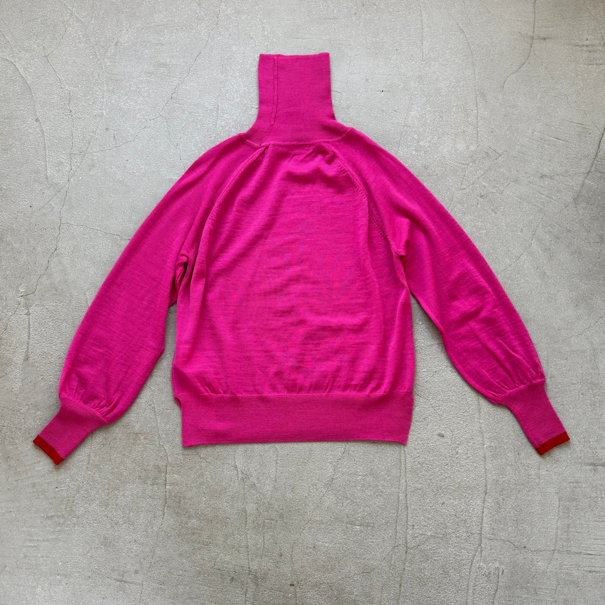 atelier naruse ウールタートルネックニット ピンク×袖口レッド