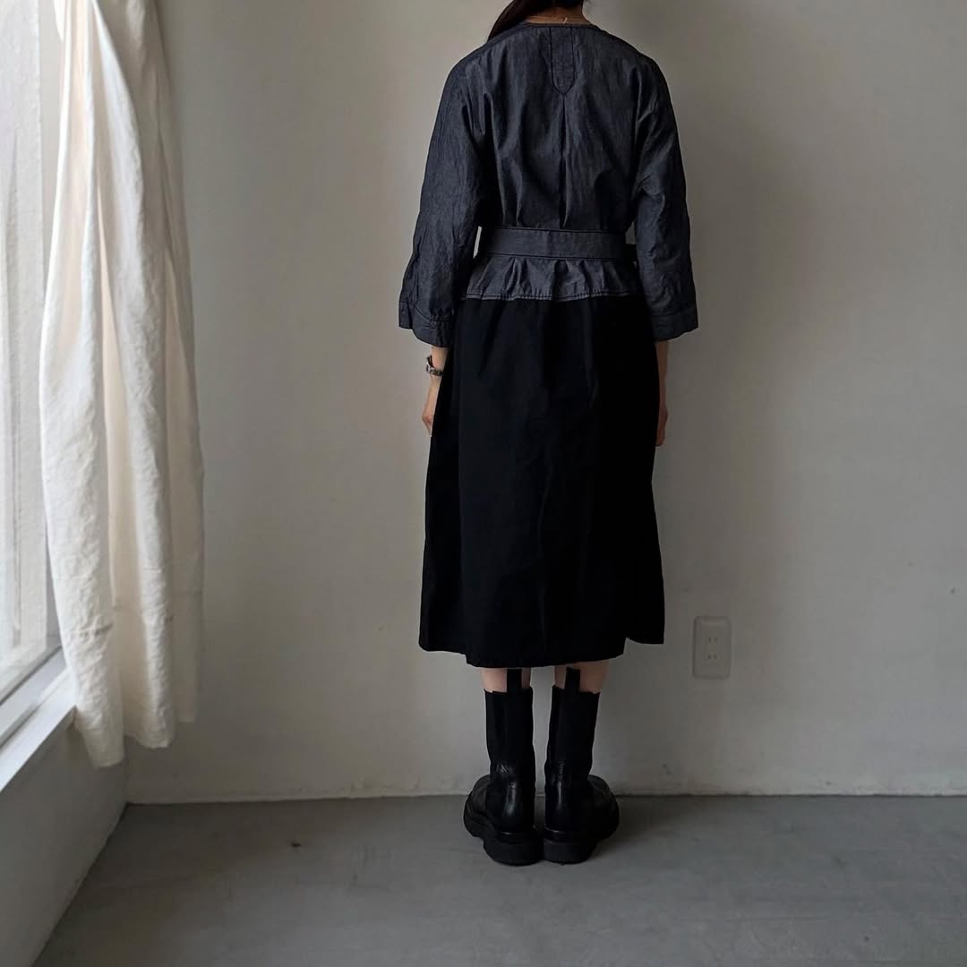 homspun ライトオンスシャンブレー比翼7分袖ノーカラーワンピース ネイビー×ブラック