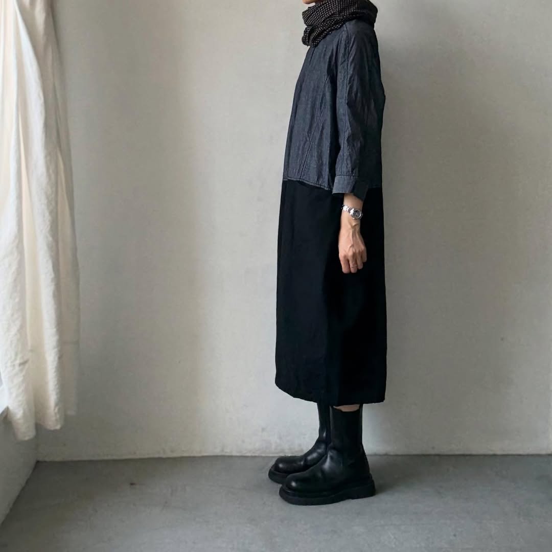 homspun ライトオンスシャンブレー比翼7分袖ノーカラーワンピース ネイビー×ブラック