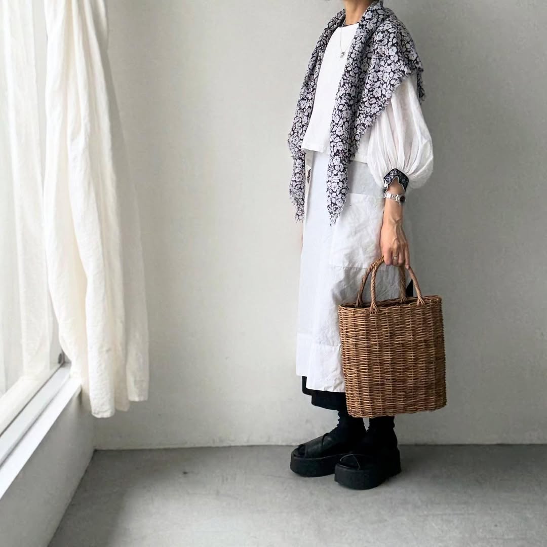 R&D.M.Co ワイルドベリーガーゼショール ブラック×ホワイト – blanc