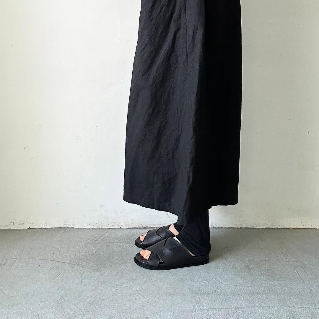 AUTTAA ストラップインサンダル ブラック