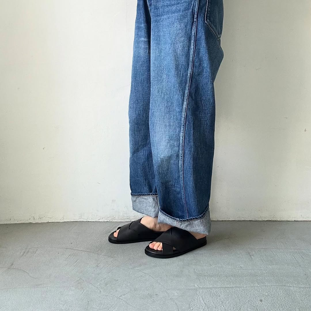 AUTTAA ストラップインサンダル ブラック