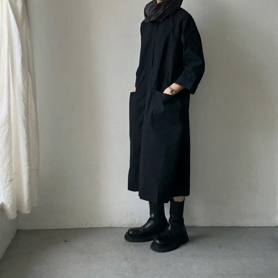 homspun ライトオンスシャンブレー比翼7分袖ノーカラーワンピース ブラック×ブラック