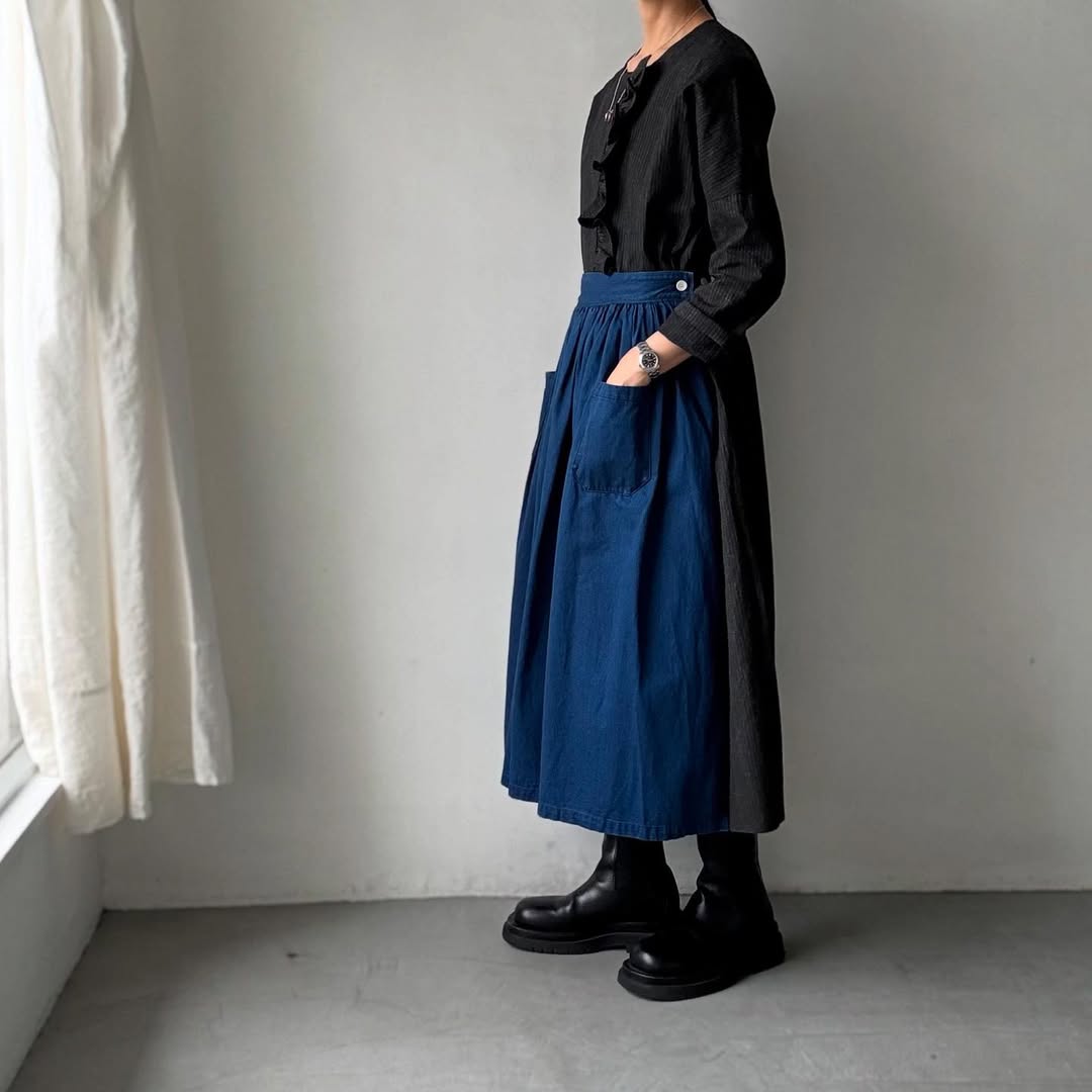 MAGALI 墨染めコットンリネンフリルワンピース