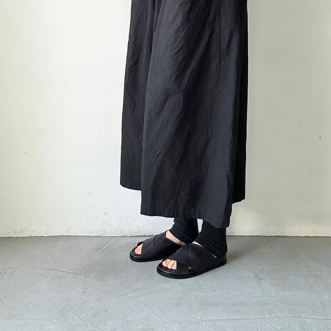 AUTTAA ストラップインサンダル ブラック