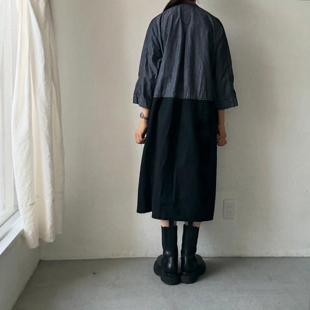 homspun ライトオンスシャンブレー比翼7分袖ノーカラーワンピース ネイビー×ブラック