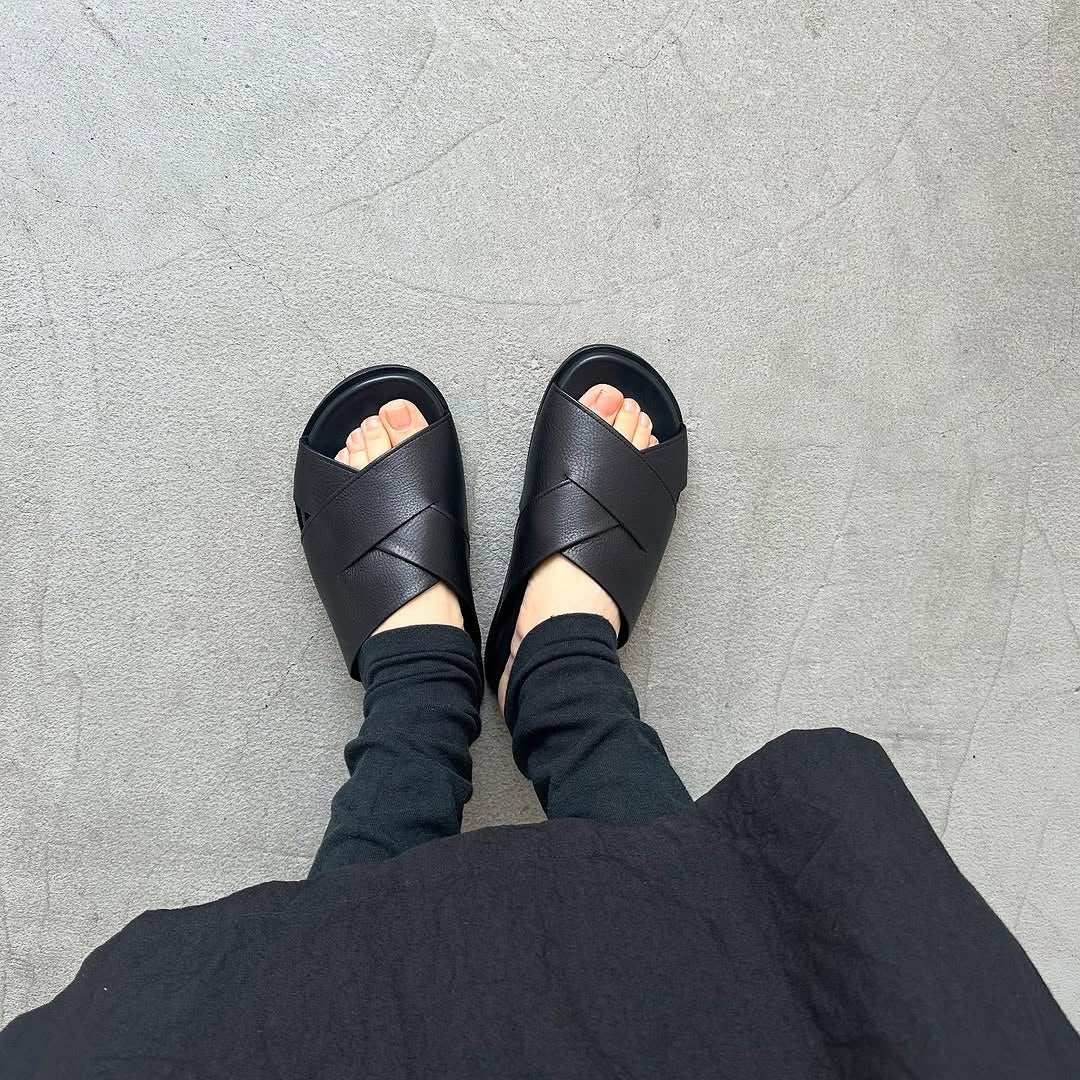 AUTTAA ストラップインサンダル ブラック