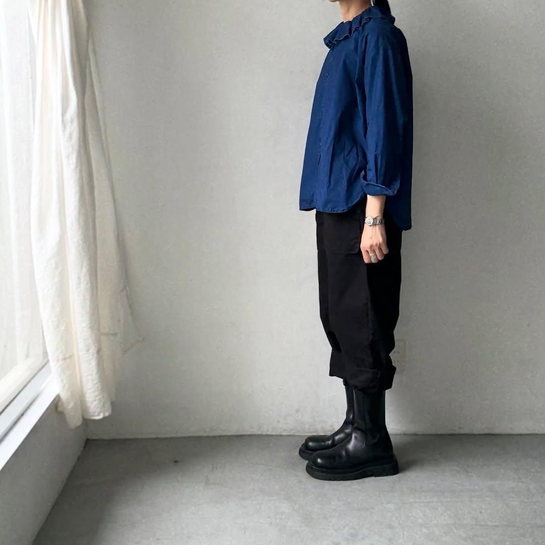 R&D.M.Co インディゴブルーラッフルカラーブラウス