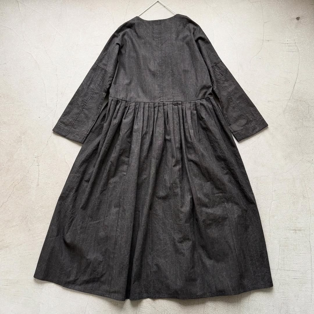 MAGALI 墨染めコットンリネンフリルワンピース