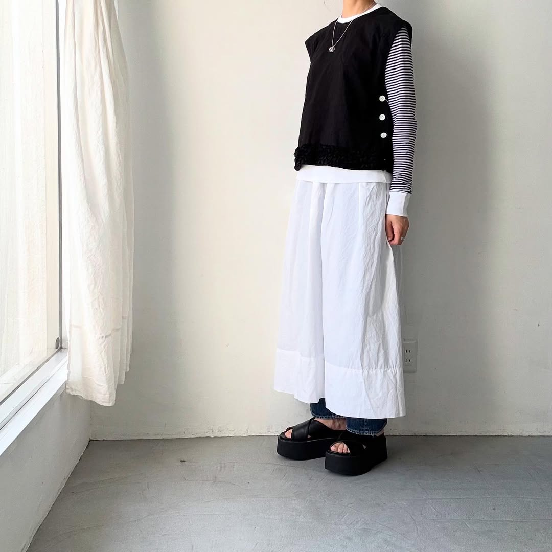R&D.M.Co リネンコットンフリルデコレーションビブ