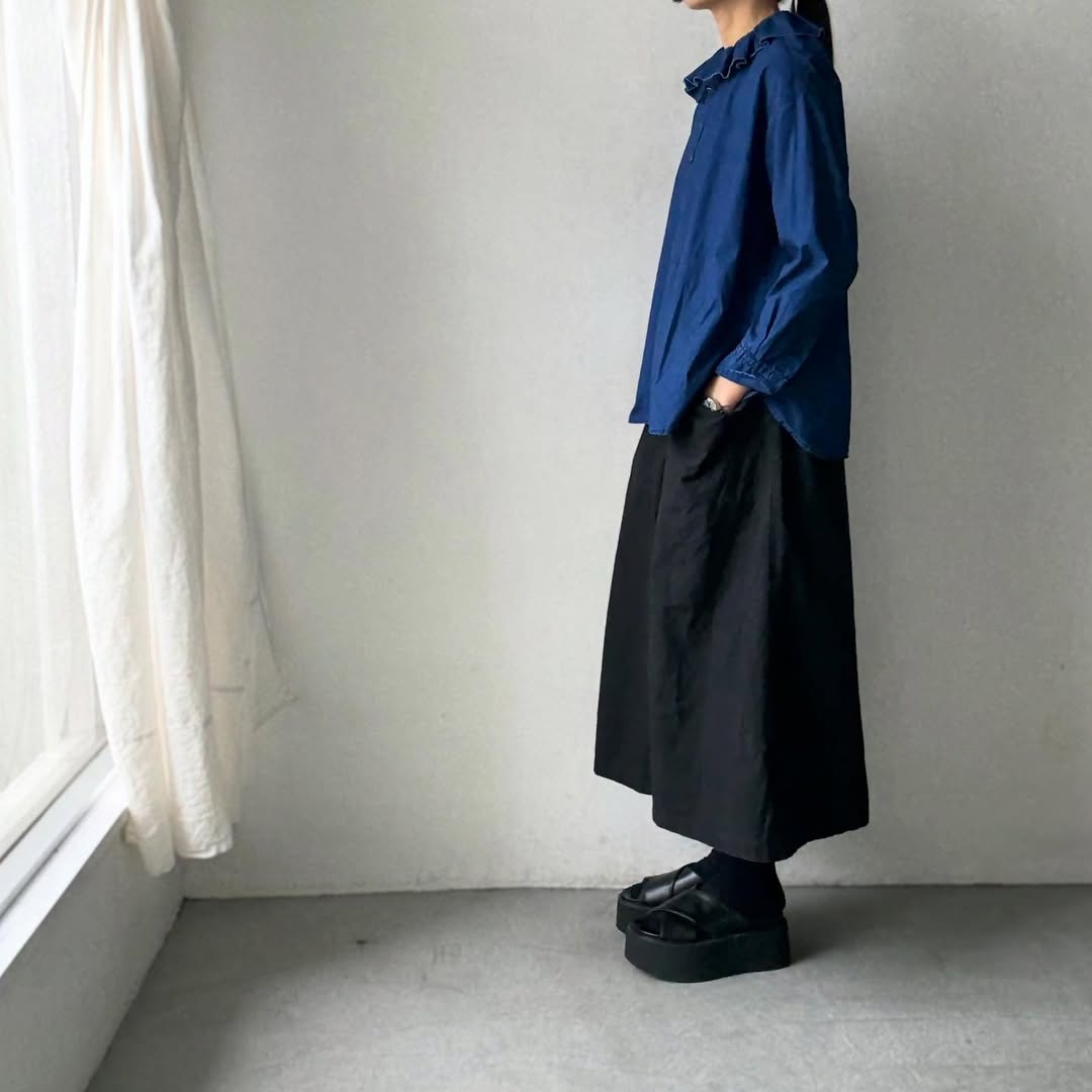 R&D.M.Co インディゴブルーラッフルカラーブラウス