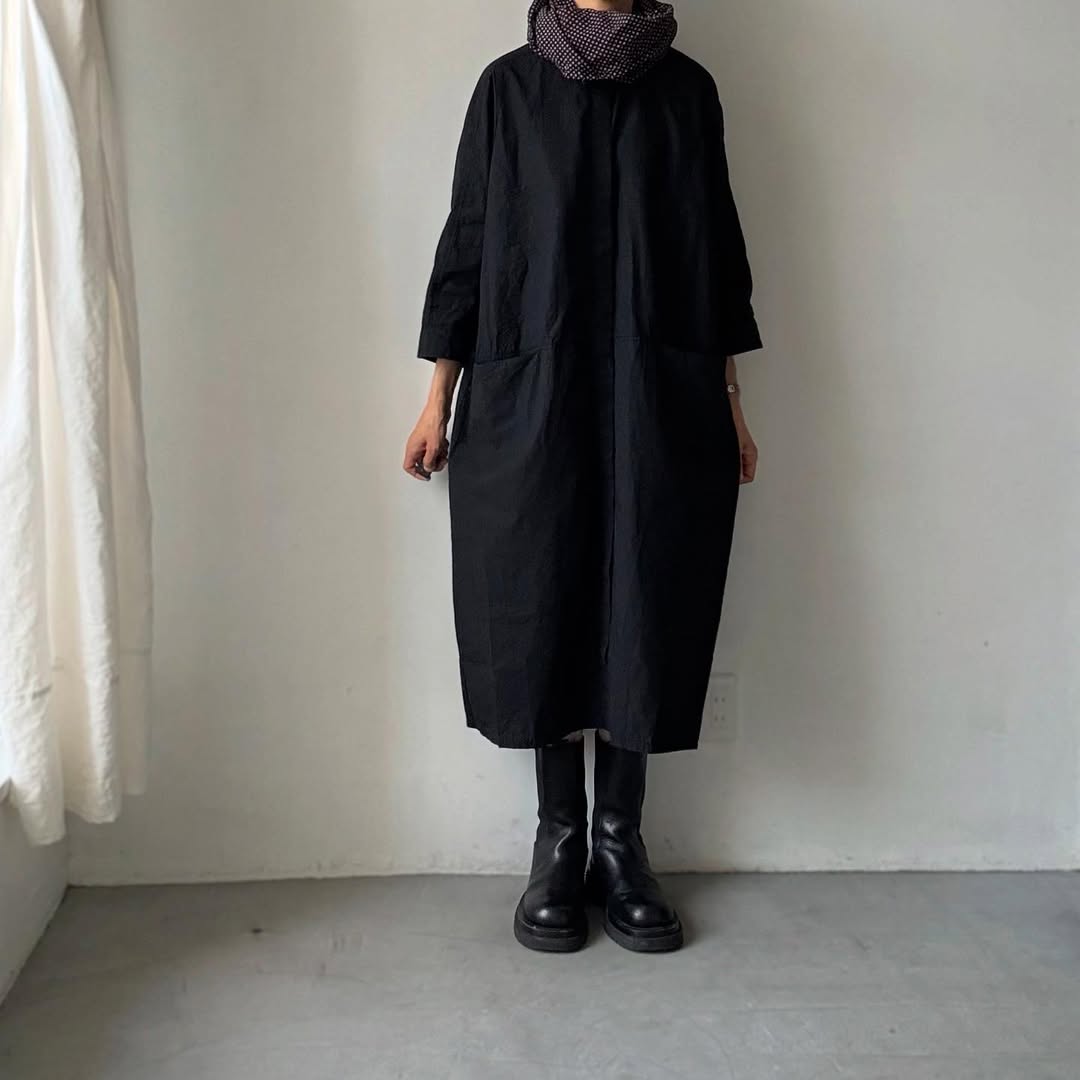 homspun ライトオンスシャンブレー比翼7分袖ノーカラーワンピース ブラック×ブラック