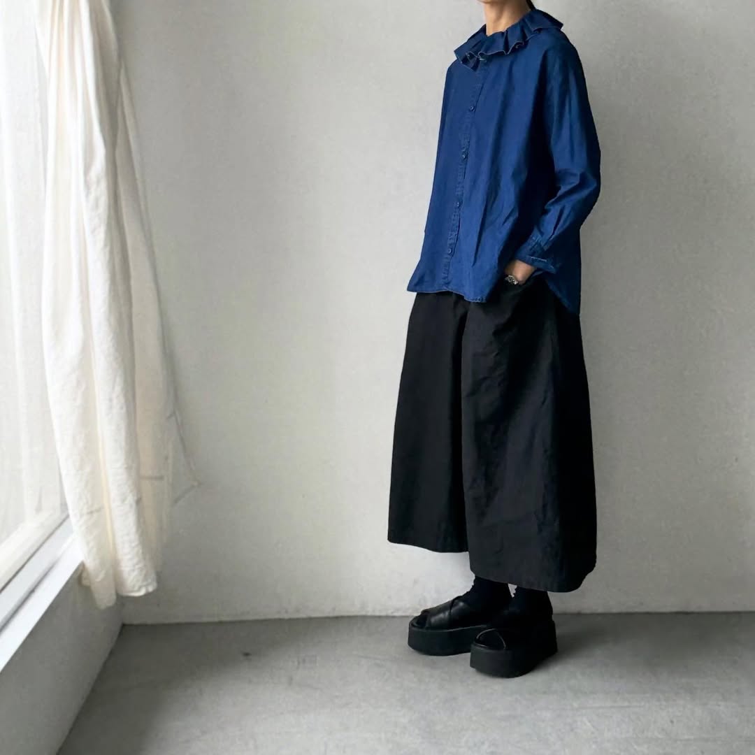 R&D.M.Co インディゴブルーラッフルカラーブラウス