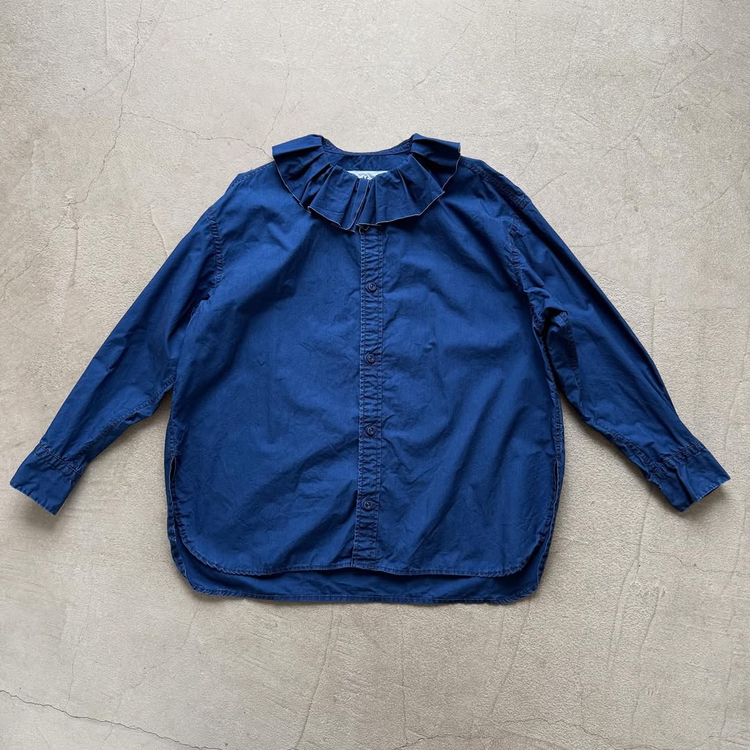 R&D.M.Co インディゴブルーラッフルカラーブラウス