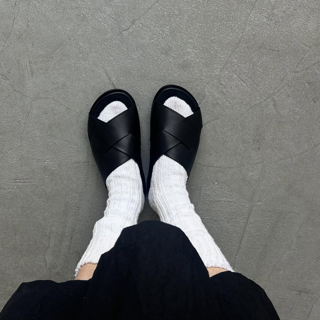 AUTTAA ストラップインサンダル ブラック