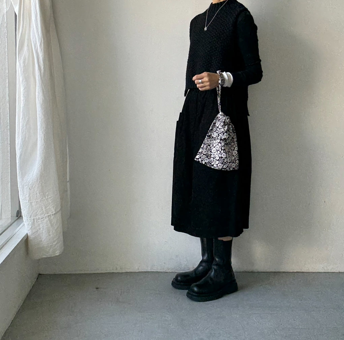 R&D.M.Co ワイルドベリーリネンドローストリングバッグスモール ブラック×ホワイト