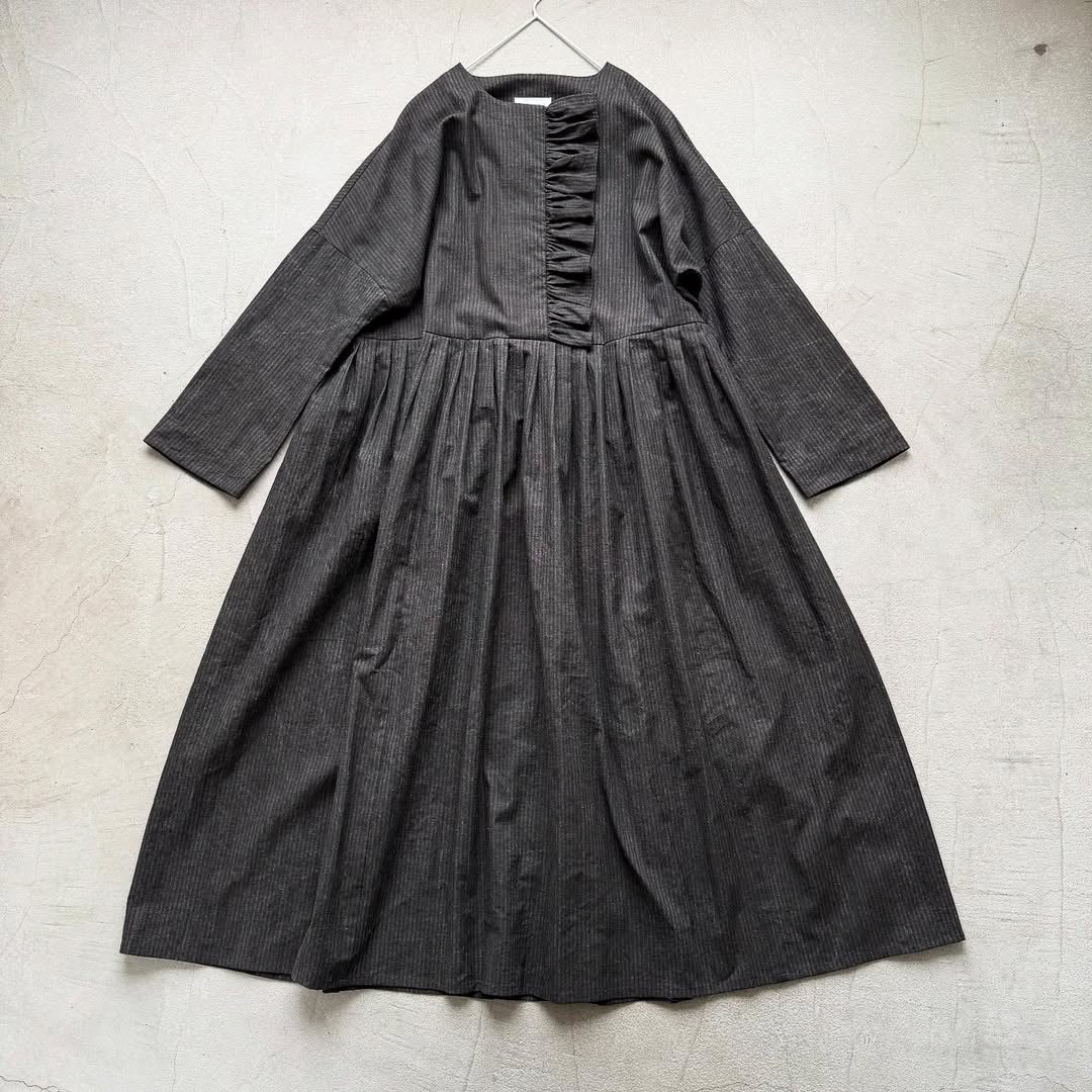 MAGALI 墨染めコットンリネンフリルワンピース