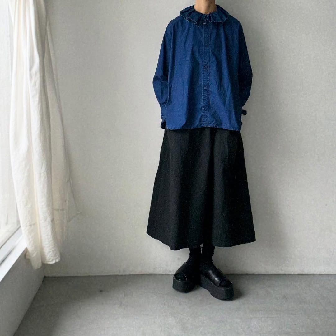 R&D.M.Co インディゴブルーラッフルカラーブラウス