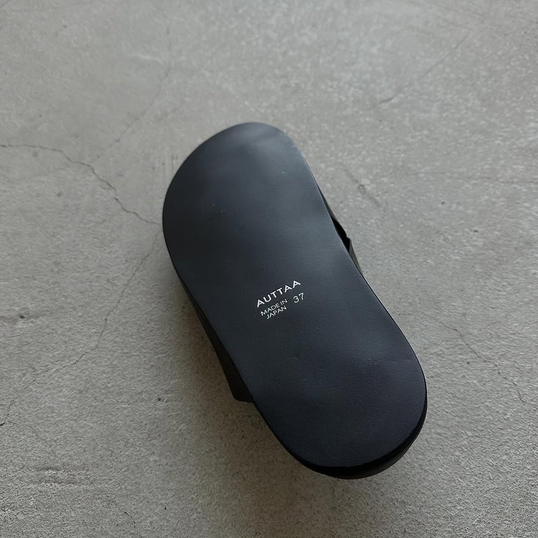 AUTTAA ストラップインサンダル ブラック