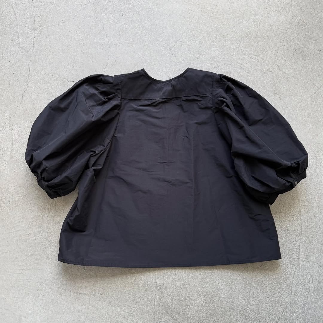 R&D.M.Co コットンポリエステルタフタビッグバルーンスリーブブラウス