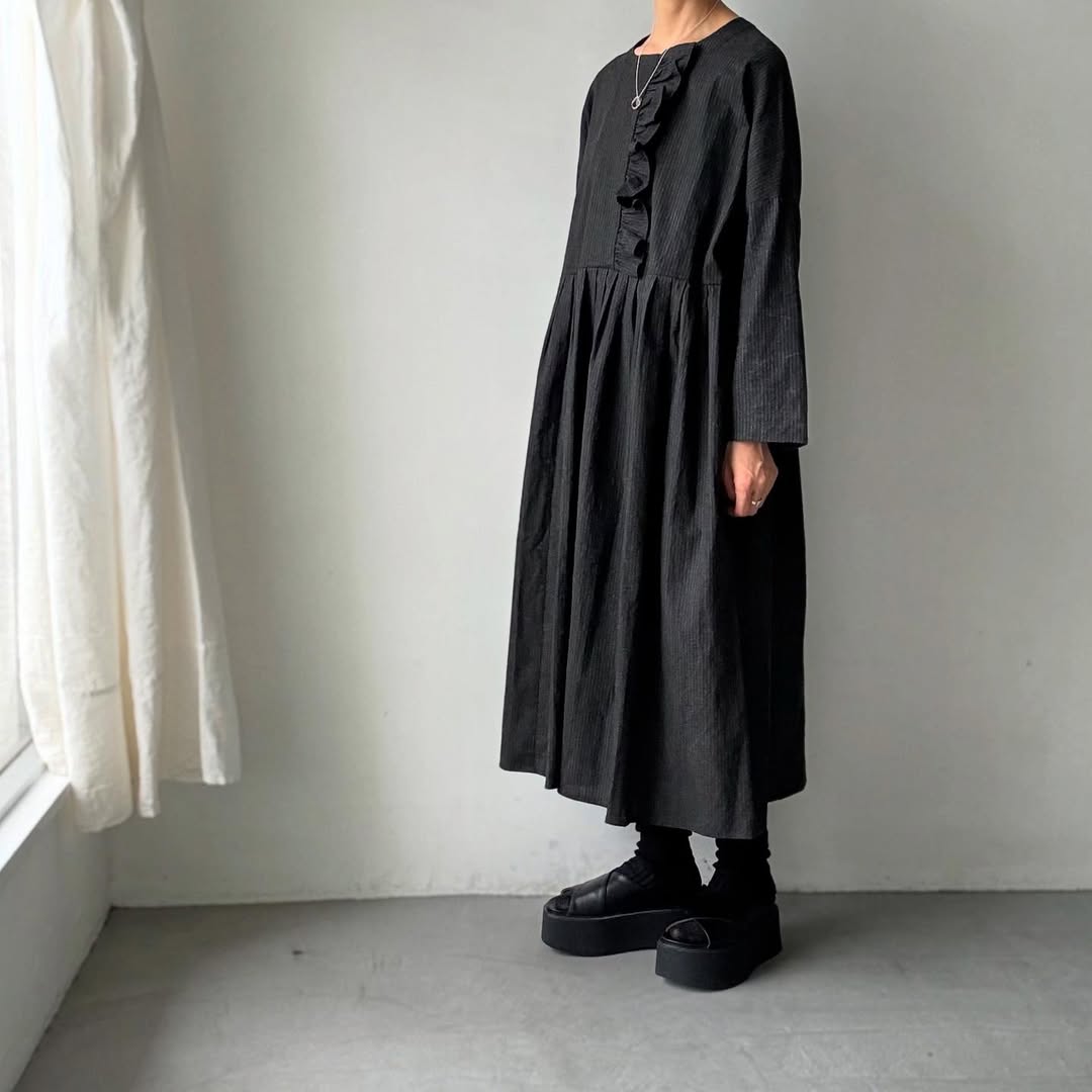 MAGALI 墨染めコットンリネンフリルワンピース