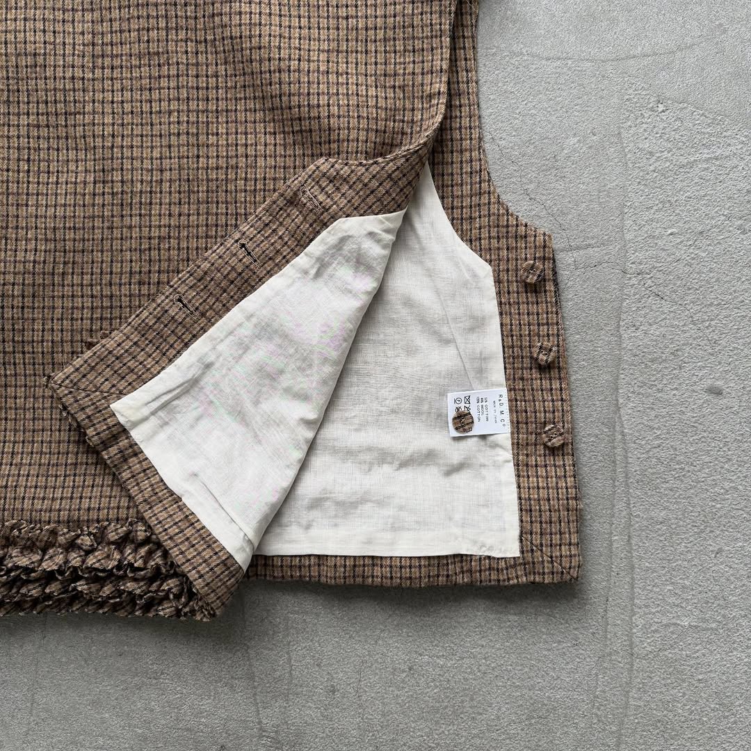 R&D.M.Co フリルデコレーションボタンビブ チェック