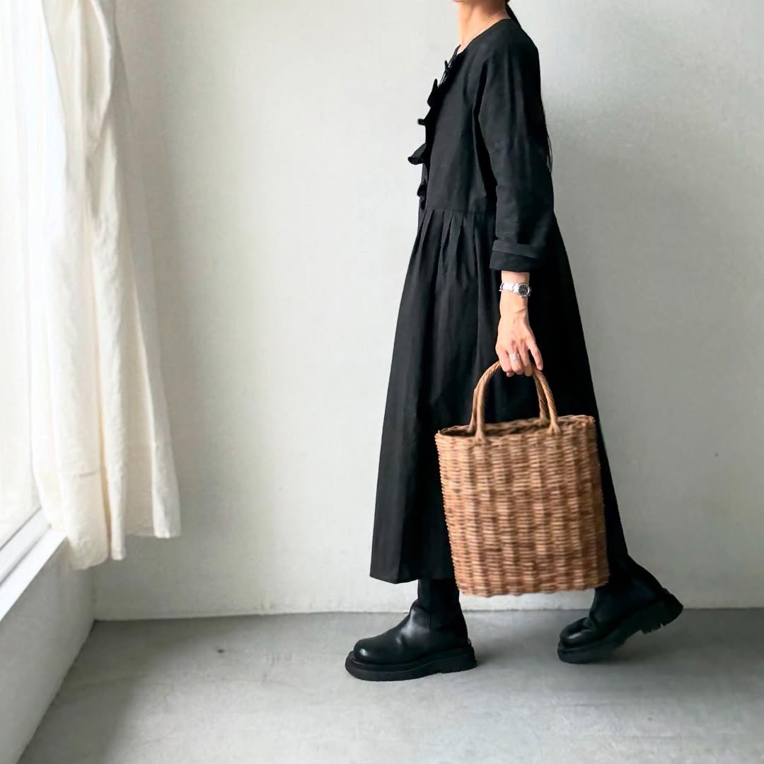 MAGALI 墨染めコットンリネンフリルワンピース
