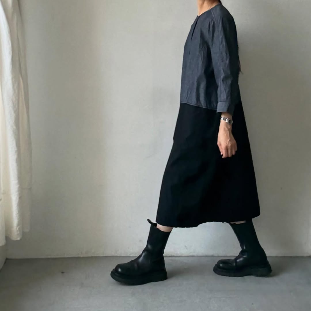 homspun ライトオンスシャンブレー比翼7分袖ノーカラーワンピース ネイビー×ブラック