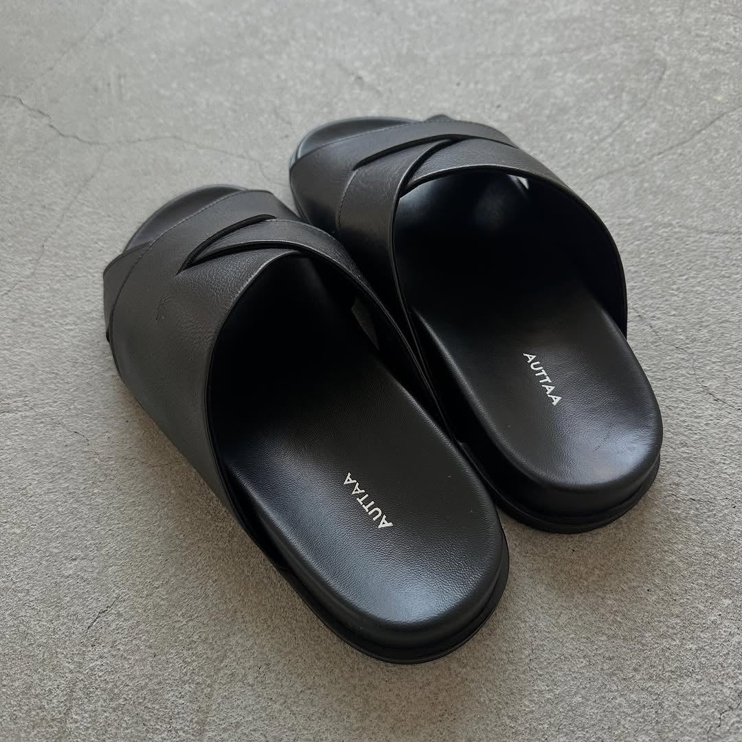 AUTTAA ストラップインサンダル ブラック