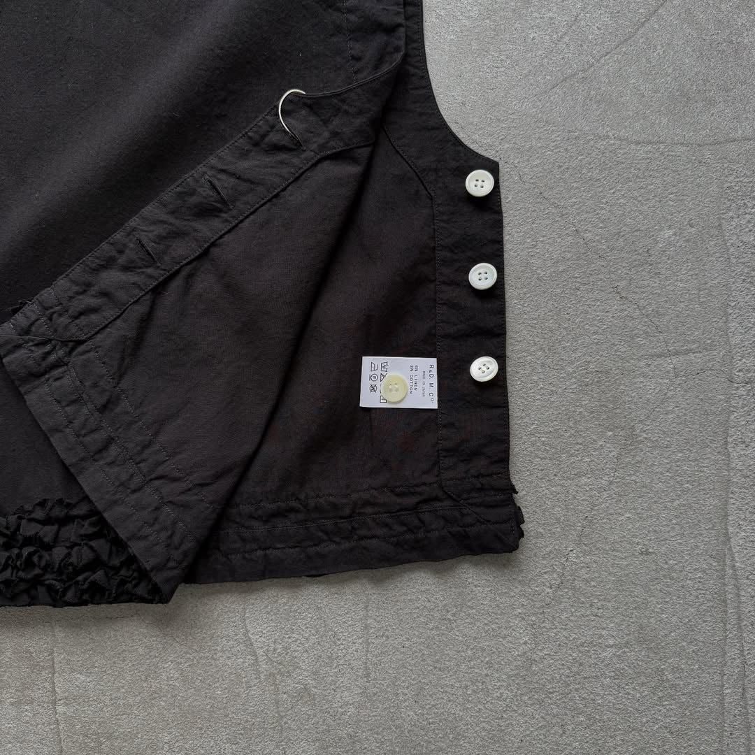 R&D.M.Co リネンコットンフリルデコレーションビブ