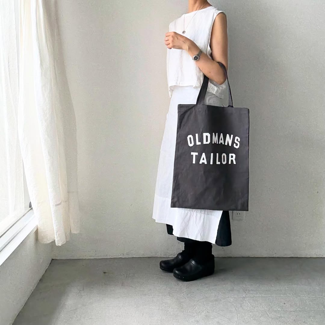 OLDMANS TAILOR OMTプリントトートバッグ チャコール