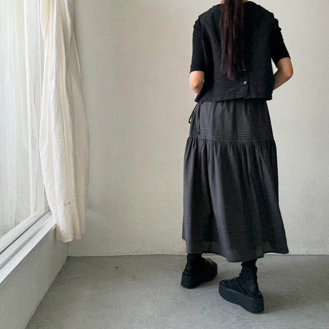 MAGALI コットンシルクピンタックスカート チャコール
