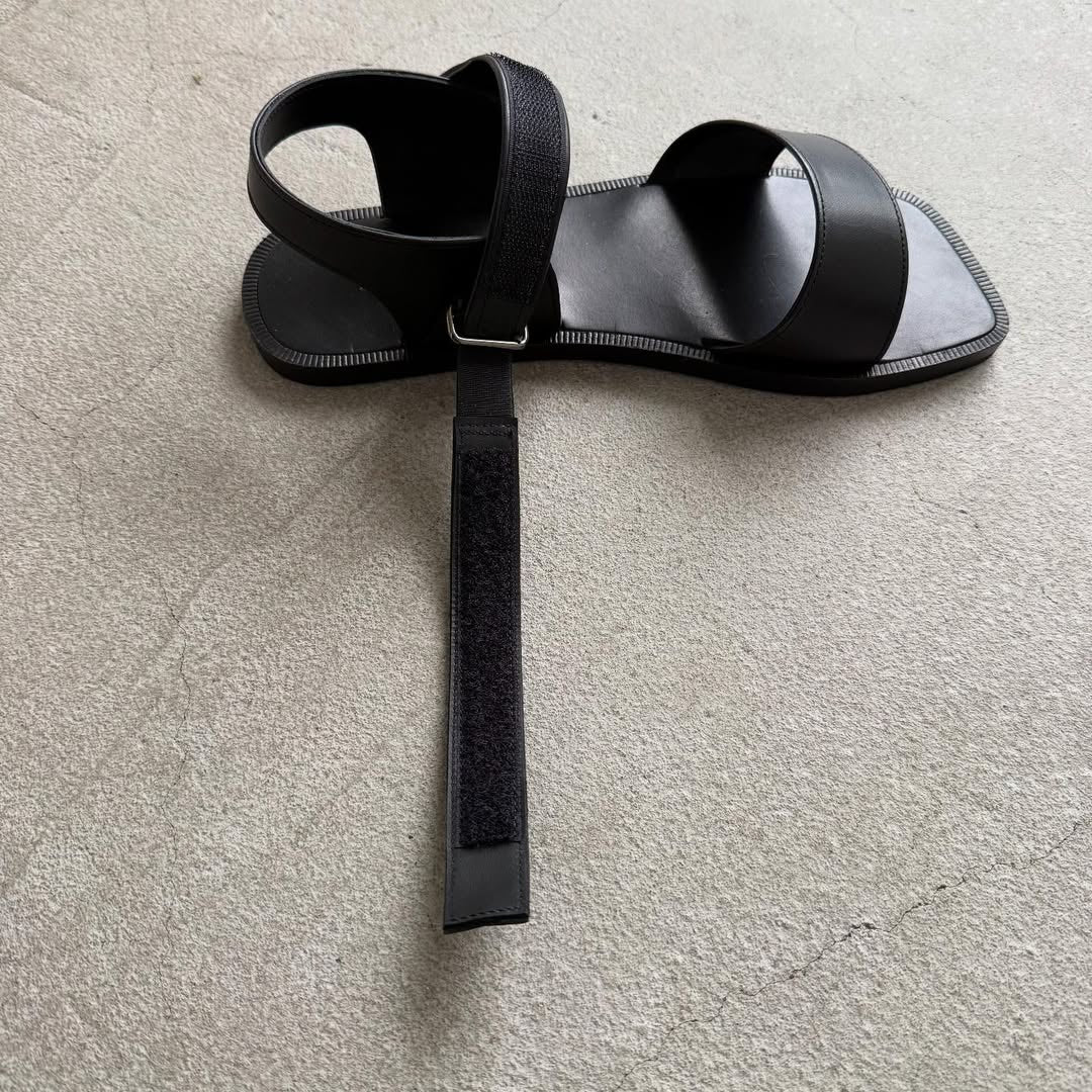 AUTTAA クラシックサンダル ブラック
