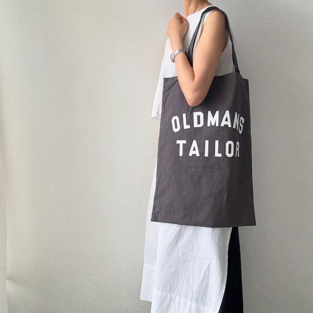 OLDMANS TAILOR OMTプリントトートバッグ チャコール