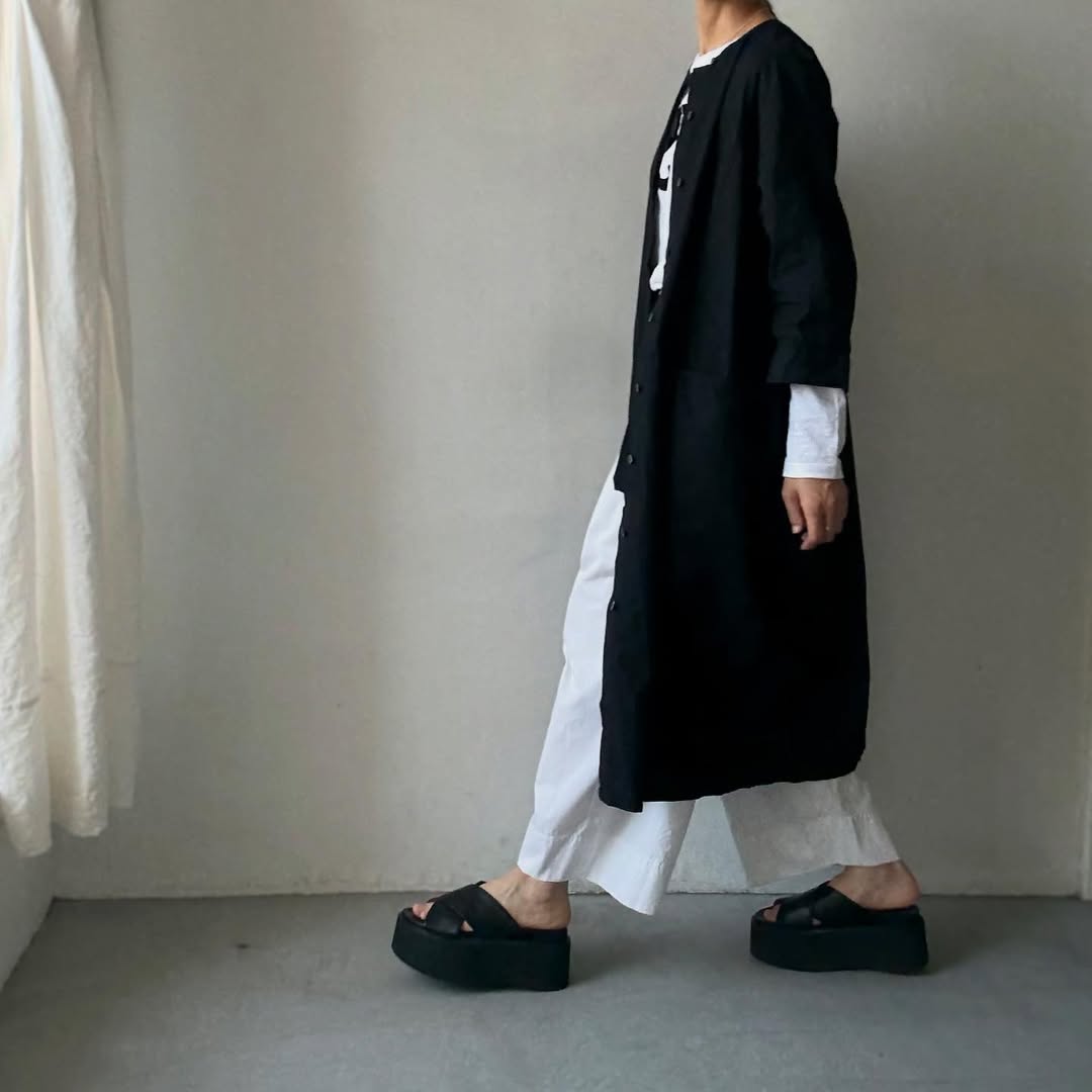 homspun ライトオンスシャンブレー比翼7分袖ノーカラーワンピース ブラック×ブラック