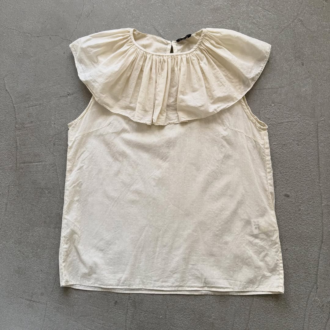 R&D.M.Co ガーメントダイローンピエロカラーノースリーブブラウス ナチュラル