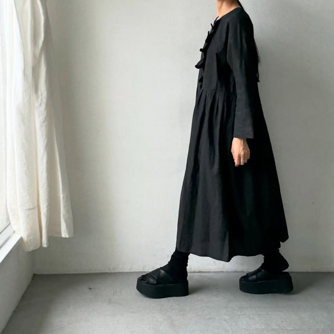 MAGALI 墨染めコットンリネンフリルワンピース