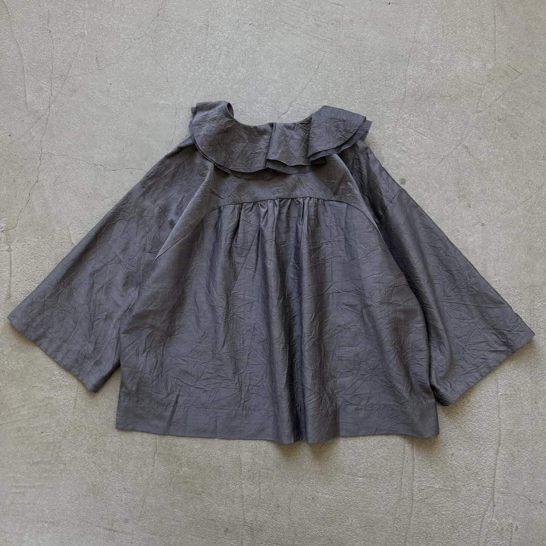 MAGALI コットンシルクブレイドフリルカラーブラウス グレー