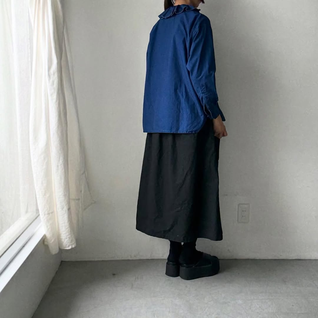 R&D.M.Co インディゴブルーラッフルカラーブラウス