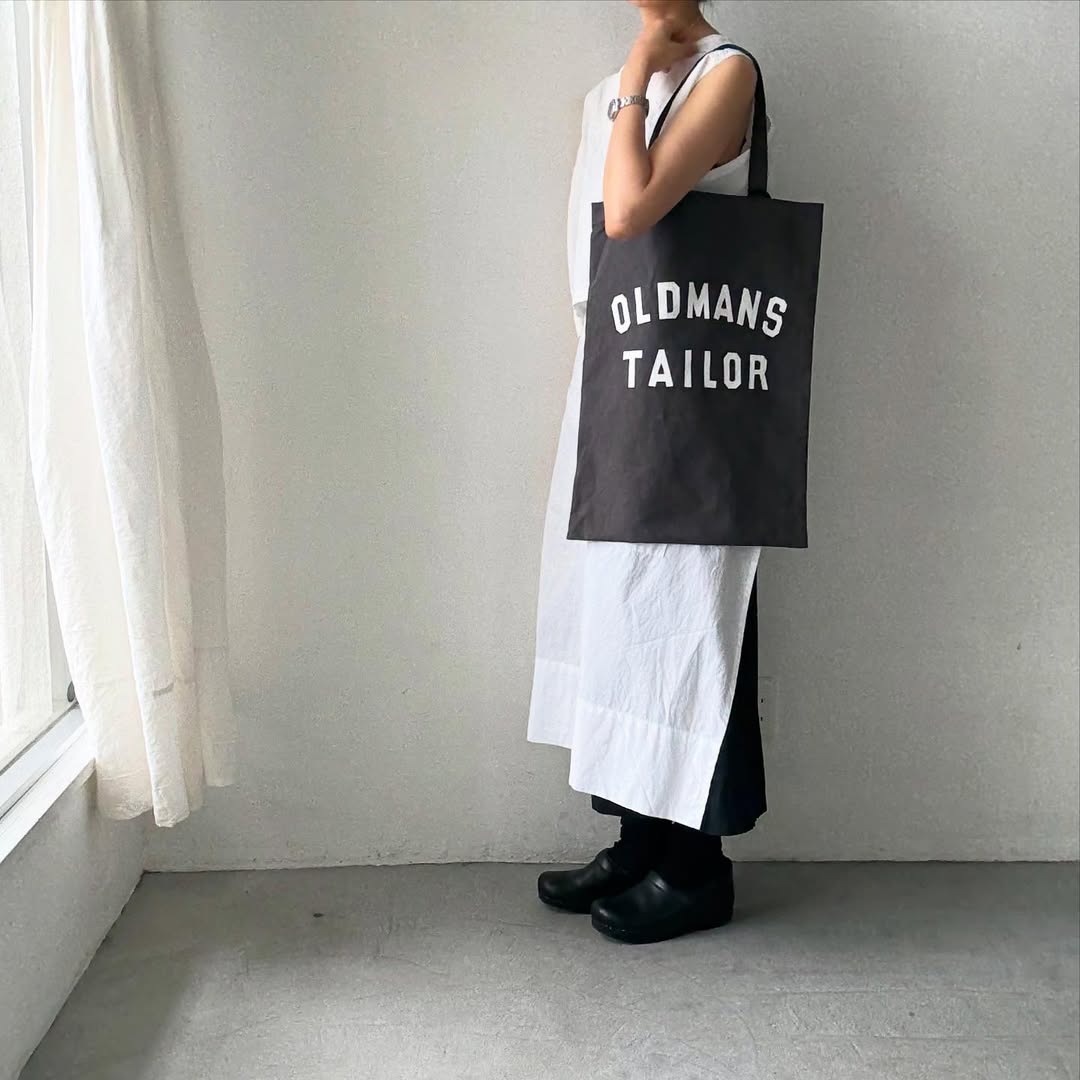 OLDMANS TAILOR OMTプリントトートバッグ チャコール
