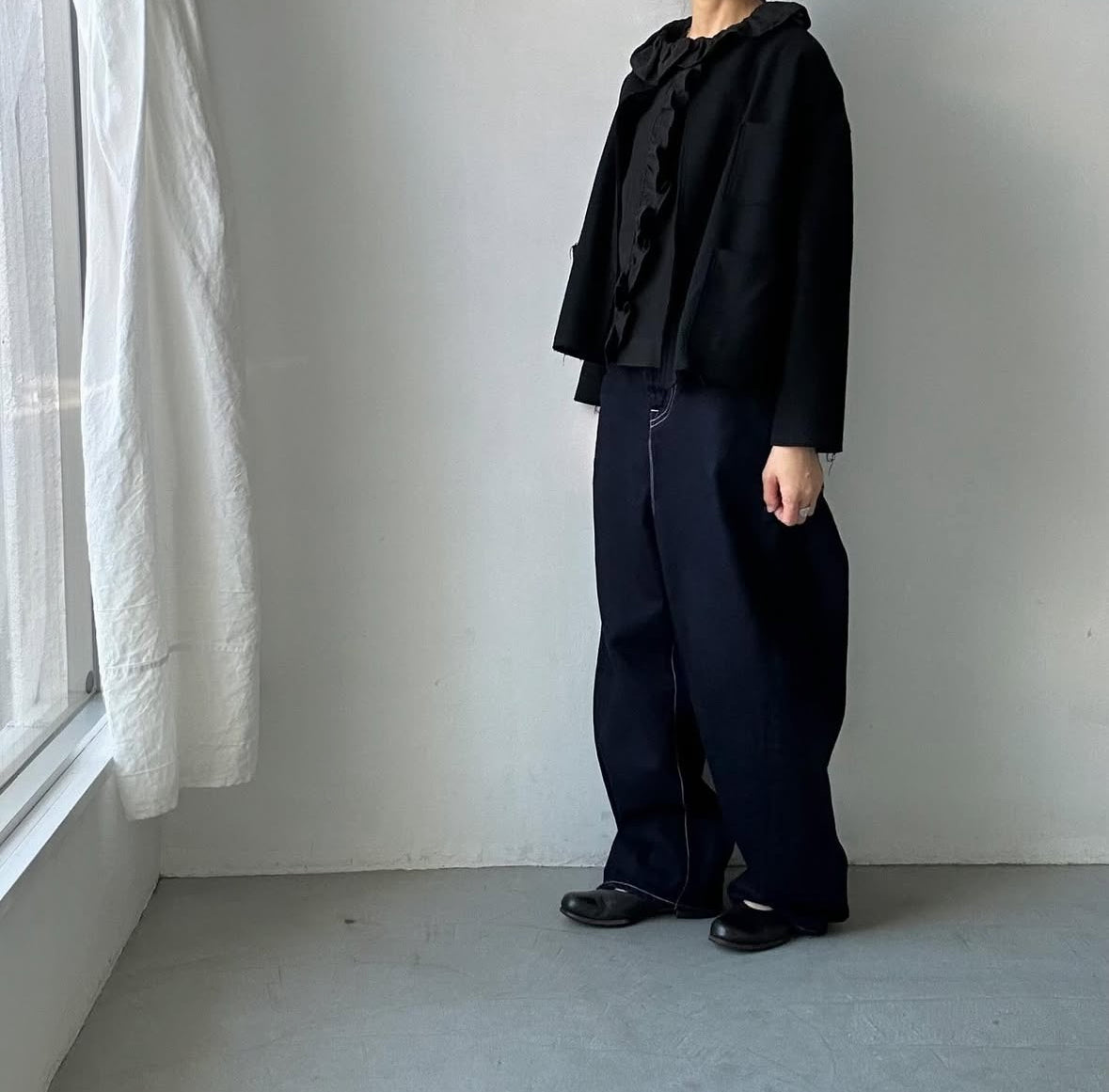 MAGALI コルトレイクリネンフリルブラウス ブラック