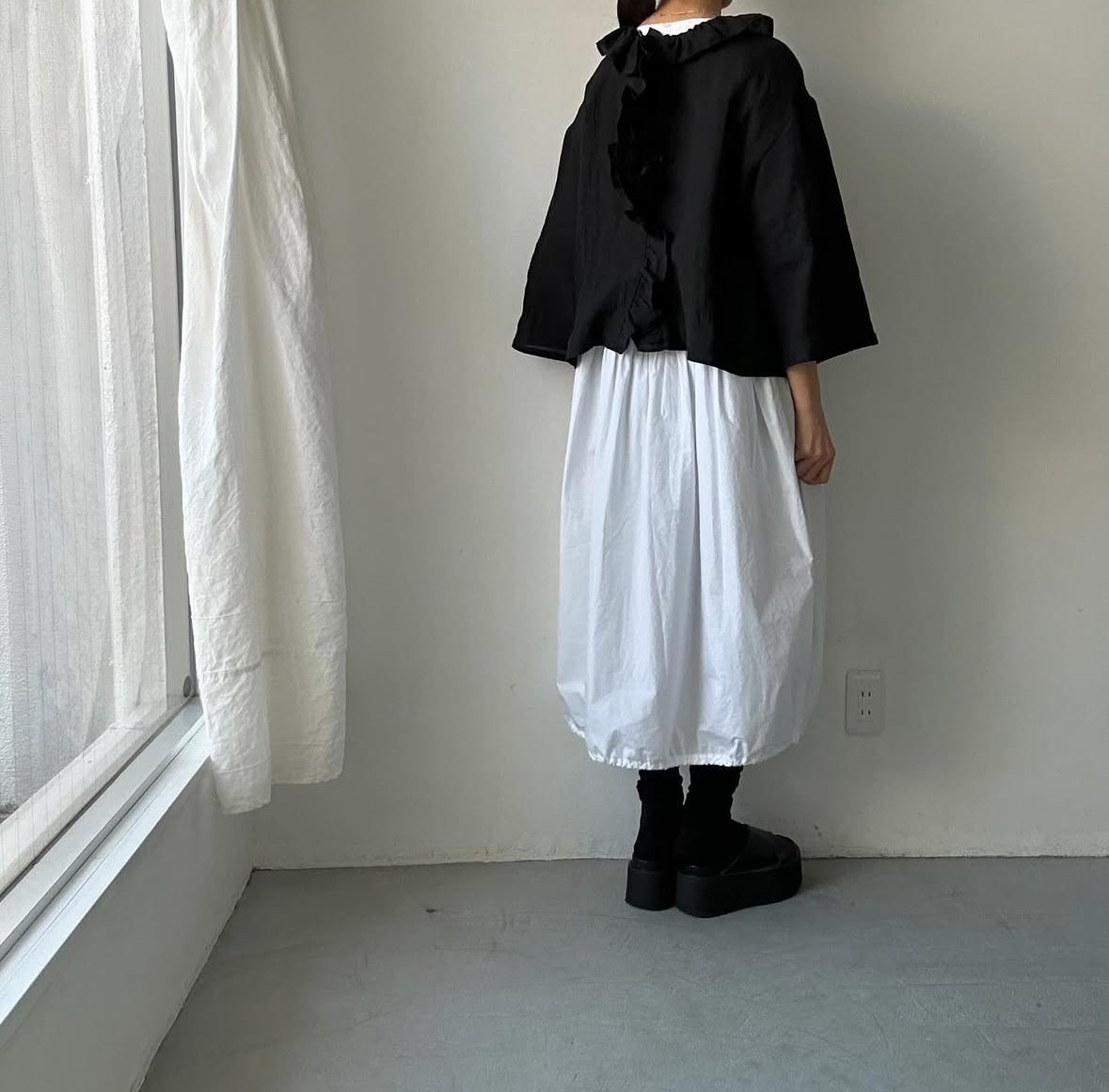 MAGALI コルトレイクリネンフリルブラウス ブラック