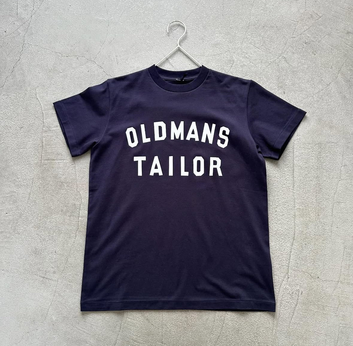 OLDMANS TAILOR OMTラバープリント半袖Tシャツ ネイビー