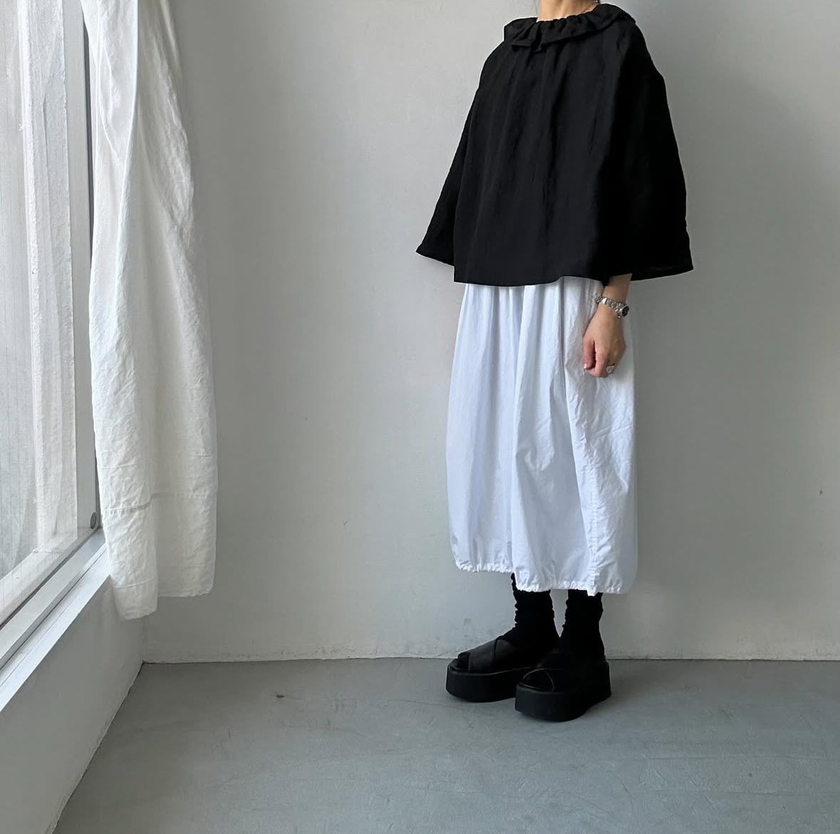 MAGALI コルトレイクリネンフリルブラウス ブラック